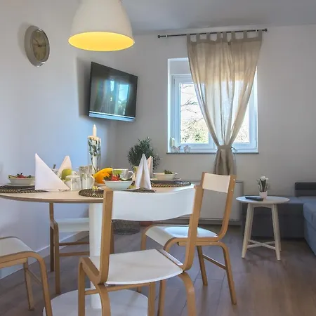 Mediterraneo شقة تْسْغيكفانِتْسا